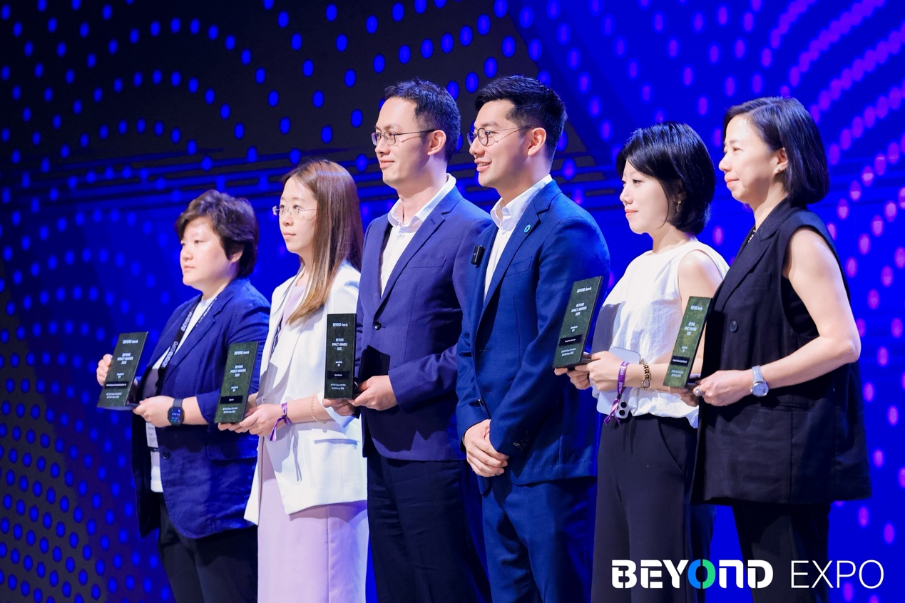 一群人站在麥克風前

AI 生成的內(nèi)容可能不正確。